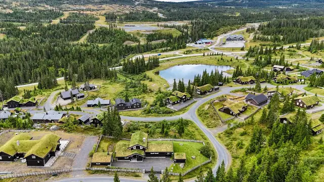 Det er plass til flere biloppstillingsplasser på eiendommen i tillegg til stor garasje