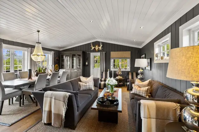 Hytten holder en god standard og byr på blant annet en delvis åpen stue/kjøkken løsning med utgang til en herlig terrasse, 5 gode soverom, 2 baderom med badstue samt vaskerom og separat wc