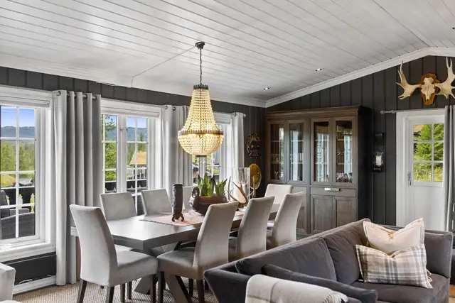 Tilknyttet stue er det plass til stort spisebord med plass til hele familien