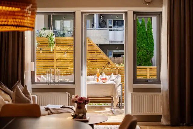 Store vindusflater slipper inn rikelig med naturlig lys. Fra stuen/kjøkkenet er det direkte utgang til en herlig østvendt terrasse på 12 kvm