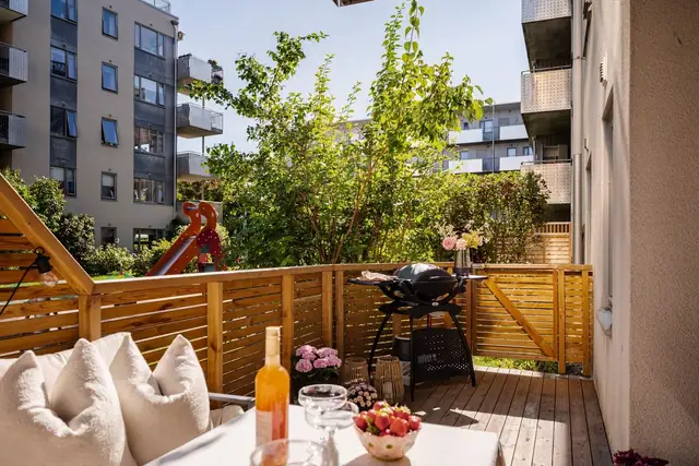 Ny terrasse fra 2024 med gode møbleringsmuligheter. Fra terrassen er det direkte utgang til sameiets velstelte og hyggelige fellesarealer