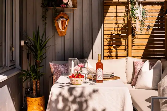 Selger opplyser om gode solforhold i sommerhalvåret fra ca. kl 07.00-14.00