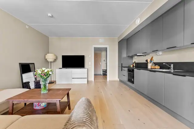 Luftig stue med plass til både sofagruppe og spiseplass.
