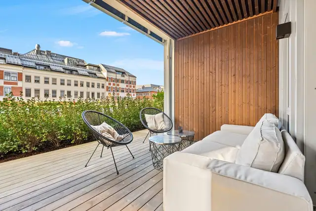 En sjelden stor markterrasse med god plass til både spisegruppe og loungemøbler.