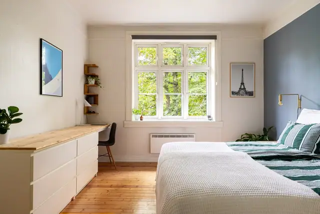 Soveromsvinduet vender ut mot rolig bakgård