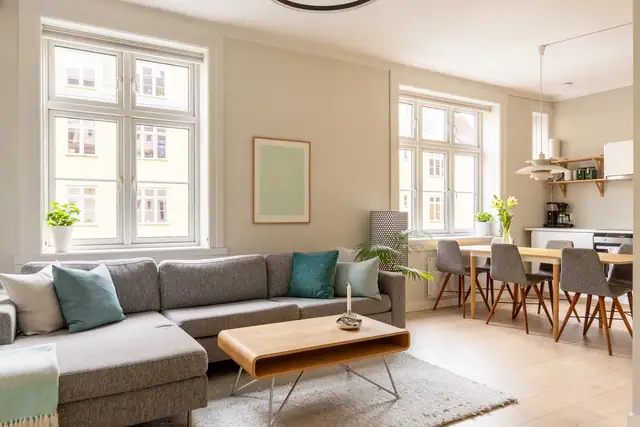Leiligheten har store vindusflater som gir rikelig med naturlig lys samt dype vinduskarmer