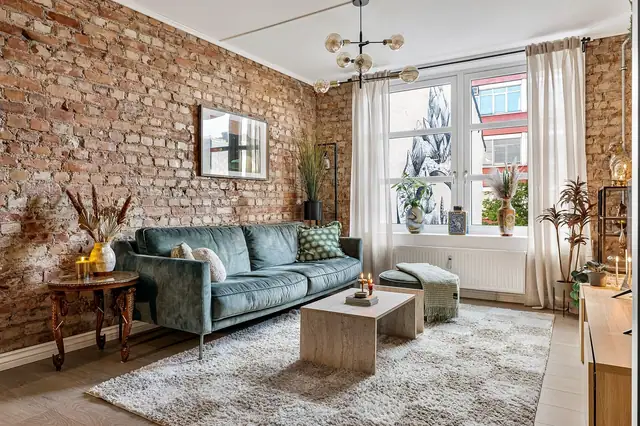 Store vindusflater slipper inn rikelig med naturlig lys. Leiligheten har en svært attraktiv og sentral beliggenhet på Grünerløkka, midt i Oslo, med alt du trenger innen kort gangavstand