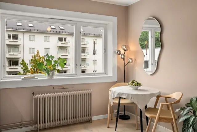 Store vindusflater gir rikelig med naturlig lys. Varmtvann, fyring og internett er bl.a inkl. i felleskostnadene.