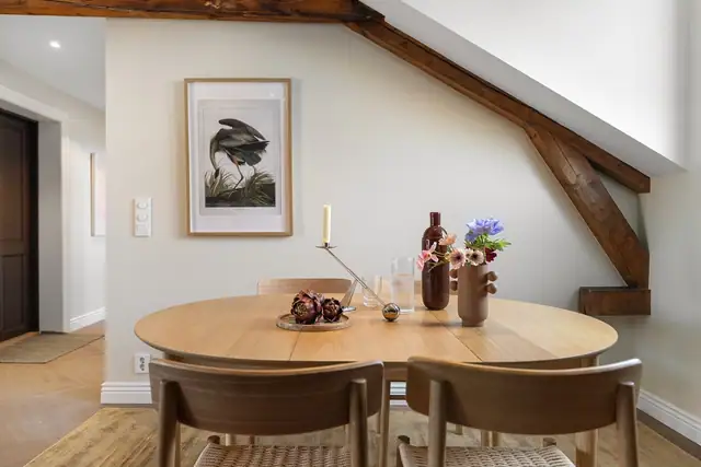 Naturlig plass til spisebord i tilknytning til stue og kjøkken - perfekt for hyggelige måltider og sammenkomster med familie og venner.