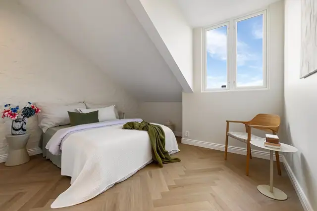 Romslig hovedsoverom med god plass til dobbeltseng med tilhørende nattbord og annet ønsket inventar.