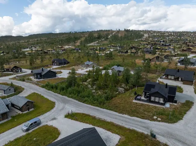 Tomten ligger i et etablert hytteområde på Turufjell.