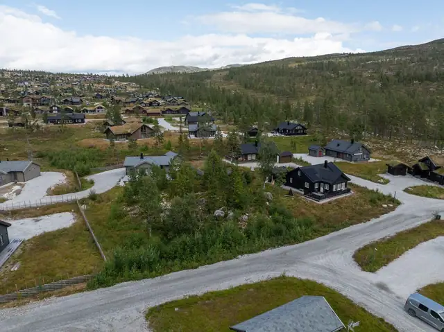 Byggeklar tomt selges med tilknytning til vei, vann, avløp strøm og fiber i tomtegrense.