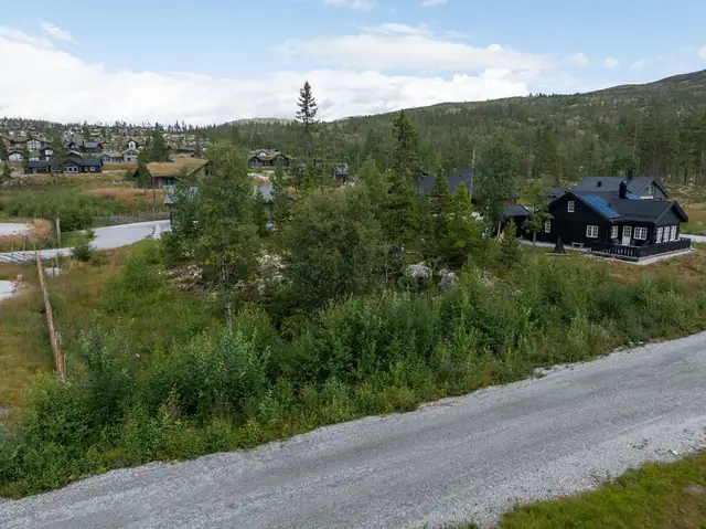 Det er etablert vei langs tomtegrensen, med adkomst til tomten fra Kristnattvegen.