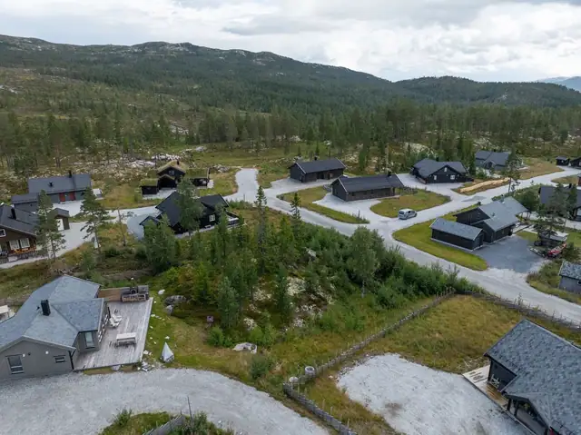 Mulighet for nøkkelferdig leveranse av hytte via selgers entreprenørfirma etter nærmere avtale. Ta kontakt for mer informasjon.