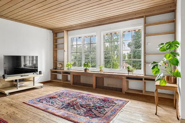 Store vindusflater slipper inn rikelig med naturlig lys og bidrar til en lys og luftig atmosfære