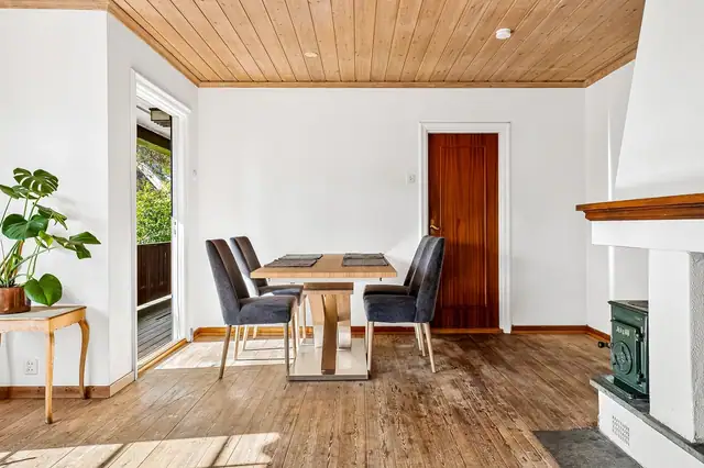 God plass til spisebord. Perfekt for hyggelige måltider med familie og venner