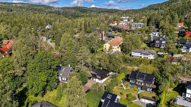 Eiendommen ligger i et etablert og attraktivt boligområde på Vettakollen, med Marka som nærmeste nabo. Her bor man tilbaketrukket og rolig, omgitt av natur, samtidig som det er få minutters gange til Vettakollen T-banestasjon