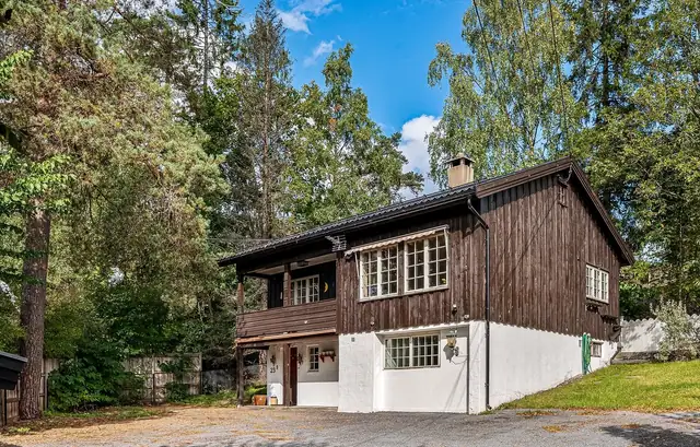 Pen opparbeidet tomt (653 m²) med asfaltert inngangsparti, grøntarealer og noe beplantning