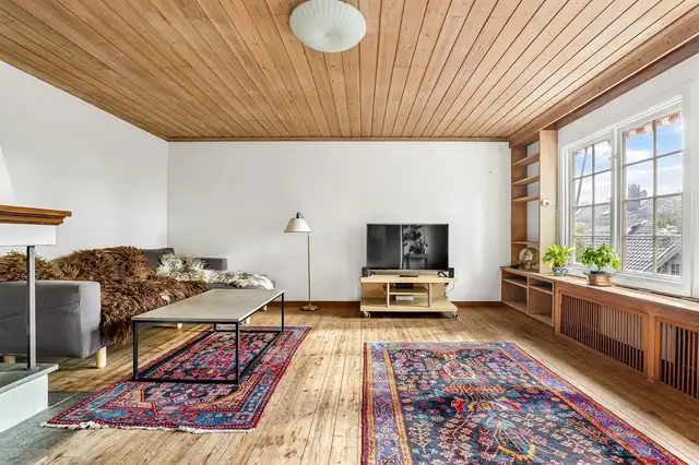 Stuen er romslig og byr på gode innredningsmuligheter. Her er det god plass til å skape ulike soner tilpasset behov og livsstil