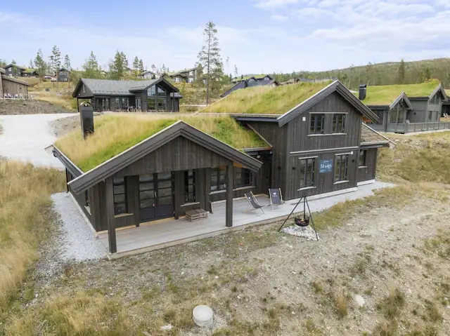 Det klassiske torvtaket gir hytta et harmonisk preg som glir naturlig inn i terrenget