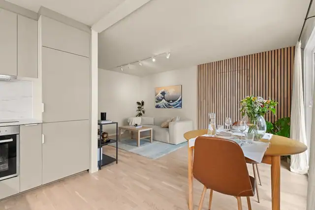 God plass til stort spisebord, perfekt for hyggelige og sosiale sammenkomster.