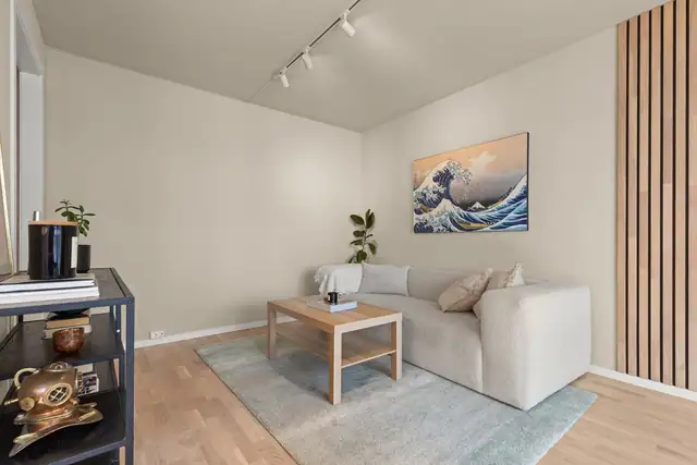 Stuen har god plass til sofagruppe og tilhørende møblement.