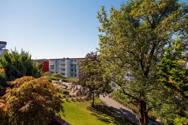 Balkongen oppleves som skjermet med nydelig sol- og lysforhold.