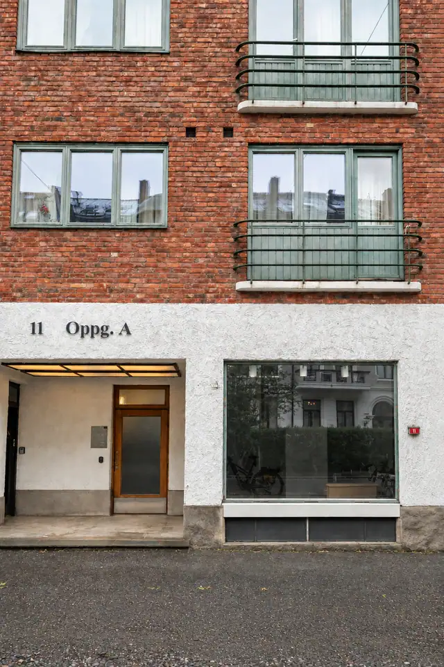 Næringslokalet befinner seg sentralt på Frogner i umiddelbar nærhet til andre populære forretninger, spisesteder og bygårder