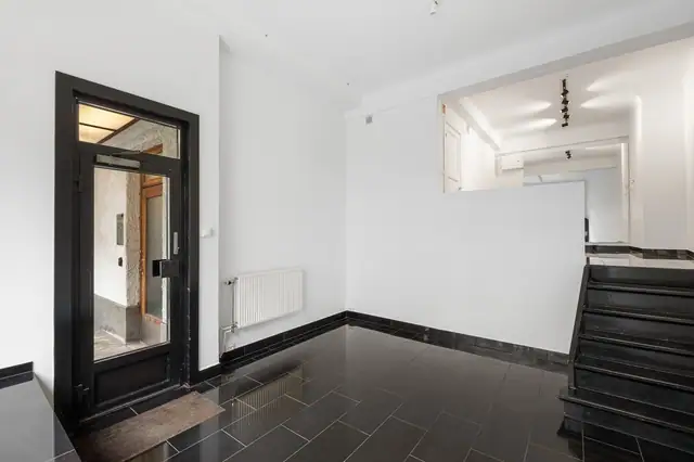 Det er vannbåren varme i bygget