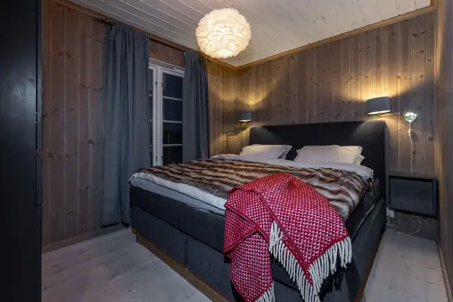 Eget master med god plass til dobbeltseng med tilhørende nattbord.