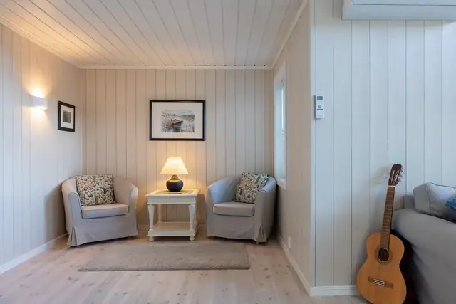 Stuen er av god størrelse med gode innredningsmuligheter