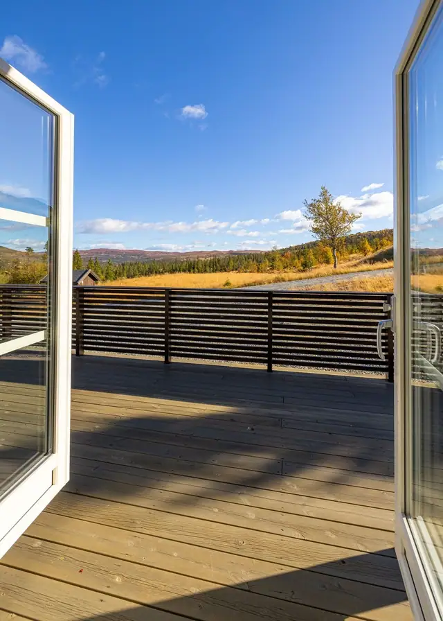 Fra stuen er det direkte utgang til en romslig, sydøst- vendt terrasse på ca. 61 m²