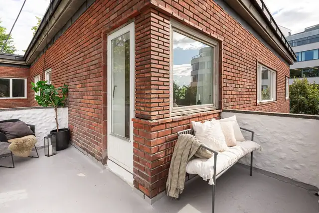 Leiligheten ligger høyt og fritt i byggets 3. etg m/fantastiske lysforhold (lys fra tre sider) og en helt spesiell atmosfære