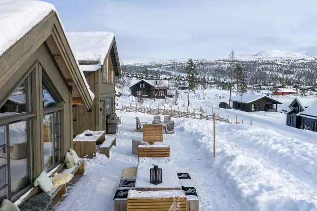 Omkransende terrasse på hele 181 kvm som gir fantastiske solforhold gjennom dagen.