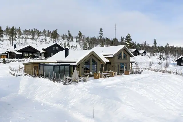 På terrassen finner vi innglasset, nedfelt jacuzzi og frittstående badstuhus.