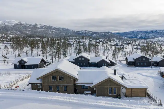 Mot sørøst grenser til større ubebygde naturarealer.