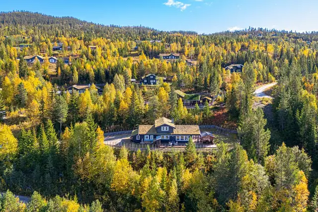 Hytten holder en god standard og byr på blant annet en delvis åpen stue/kjøkken løsning med utgang til en herlig terrasse, 5 gode soverom, 2 baderom med badstue og vaskerom samt loftstue