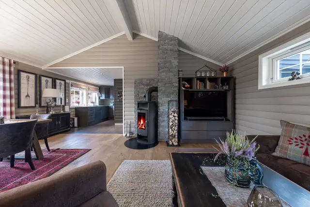 De store vindusflatene slipper inn rikelig med naturlig lys og gir en vakker utsikt over fjellheimen