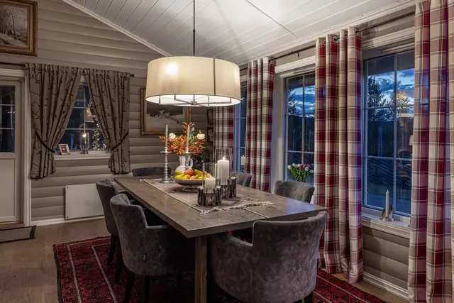 Tilknyttet stue er det plass til stort spisebord med plass til hele familien