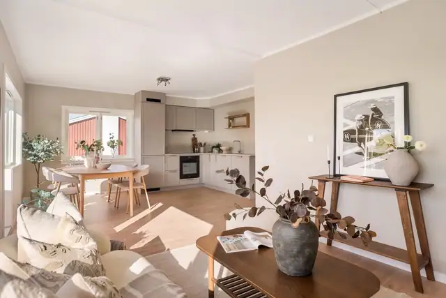 Legg godt merke til den flotte åpen løsningen mellom rommene og de store vindusflatene. -Leiligheten er pusset opp i 2026 med nye flater, gulv og Kvik kjøkken.