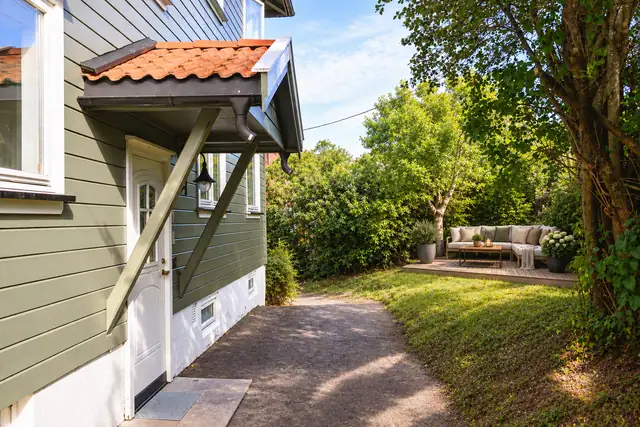 Du har også en egen hagedel på baksiden av huset, hvor man kan lage en liten markterrasse. Bildet er kun ment som illustrasjon, redigert med KI, ikke nøyaktig og avvik kan forekomme.