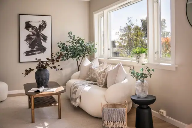 Stuen har god plass til stor sofagruppe, tilhørende møblement og store vindusflater som gir rikelig med naturlig lys og flott utsikt.