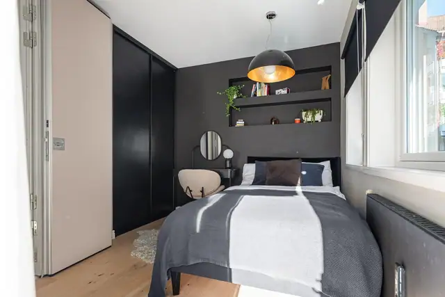 Soverom 1 har en praktisk innebygd skyvedørsgarderobe og store vindusflater