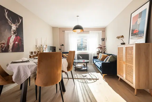 Leiligheten har parkett på gulvene og vegger malt i moderne, tidsriktige farger, mens varmtvann og oppvarming er inkludert i felleskostnadene