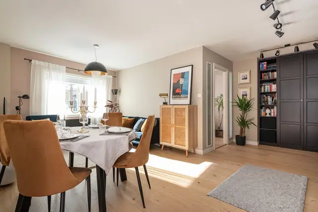 De store vindusflatene gir leiligheten godt med naturlig lysinnslipp