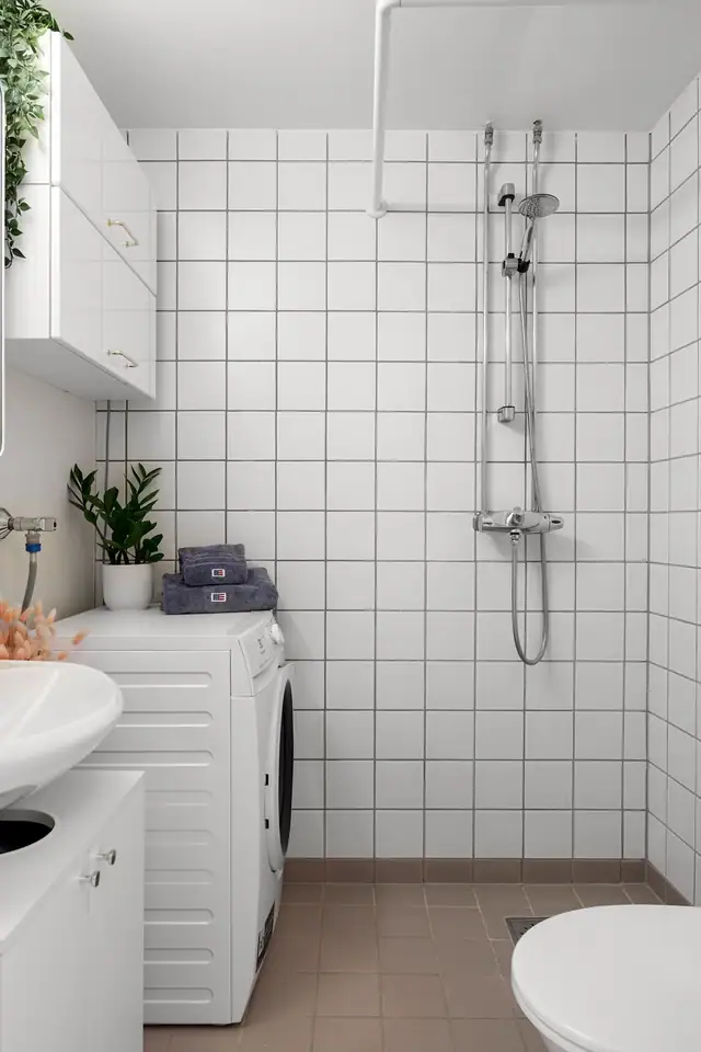 Pent flislagt baderom med gulvvarme.