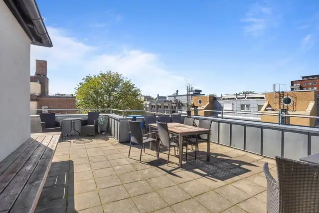 Stor felles takterrasse i 7. etasje med gode solforhold og utsikt over byen.