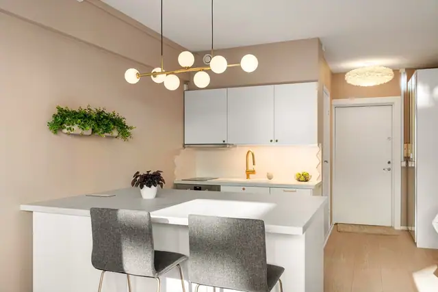 Lekkert IKEA kjøkken fra 2023 med slette fronter og laminat benkeplate med nedsenket oppvaskkum.