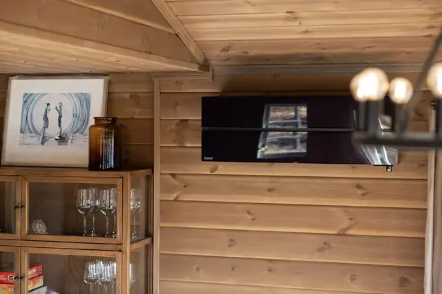 Det er installert varmepumpe som gir en behagelig innetemperatur året rundt.