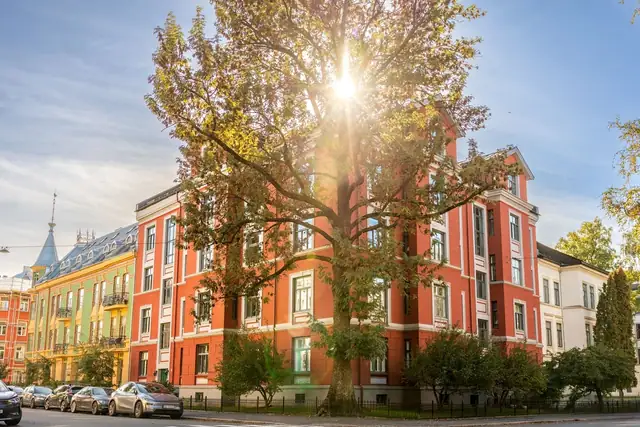 Ærverdig og velholdt hjørnegård fra 1914, attraktivt beliggende på Majorstuen/Fagerborg i rolige omgivelser, som nærmeste nabo til prestisjeprosjektet Carlén House